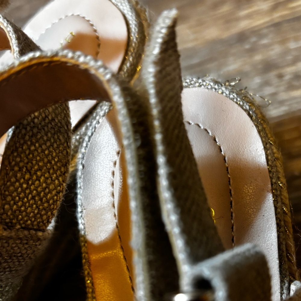 Bandolino Women's sandals shimmering Gold Wedges 7.5 M - Picture 6 of 9